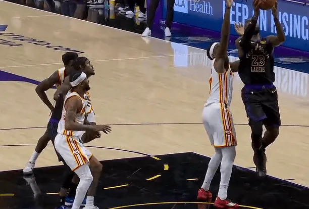 开云官网-詹姆斯突破上篮时顶到膝盖，随后一瘸一拐跺跺脚继续打