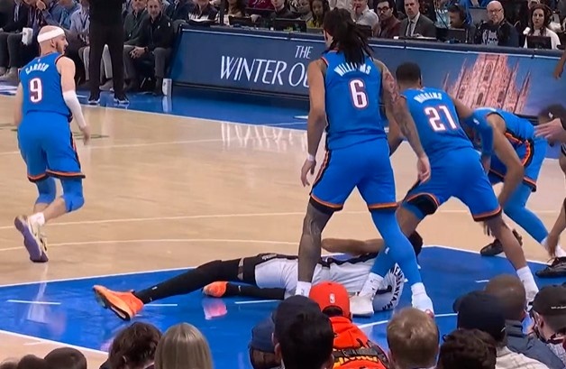 开云APP-滑了下！文班强攻转身倒地丢球失误 雷霆抢断速推反击