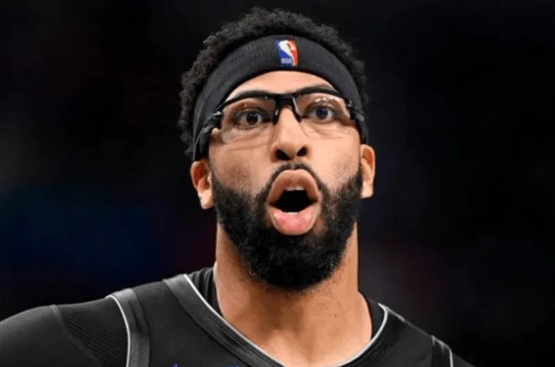 美记：浓眉团队正推动在交易截止日前完成交易