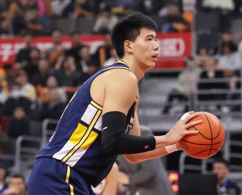 kaiyun-广东这内线人见人虐！攻守毫无效果，杜锋回应外援调整并未提大外