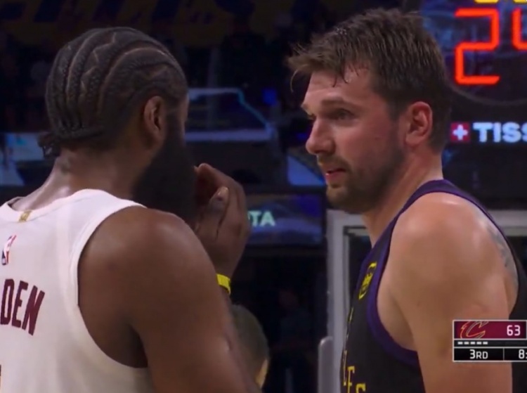 开云体育官网-哈登和东契奇在场上愉快聊天 还捂着自己的胡子😂